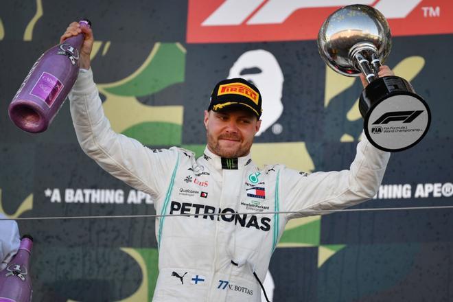 El piloto finlandés de Mercedes, Valtteri Bottas, celebra su victoria en el podio después del final de la final del Gran Premio de Japón de Fórmula Uno en Suzuka.