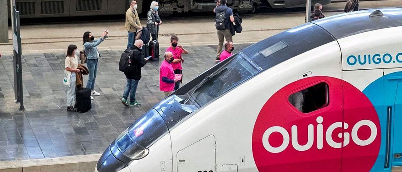 Pasajeros esperando para subir al tren alta velocidad francés, que ya circula entre Madrid y Barcelona, igual que el Avlo de Renfe. | INFORMACIÓN