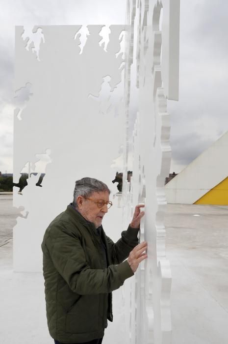 Genovés inaugura su estatua en el Niemeyer