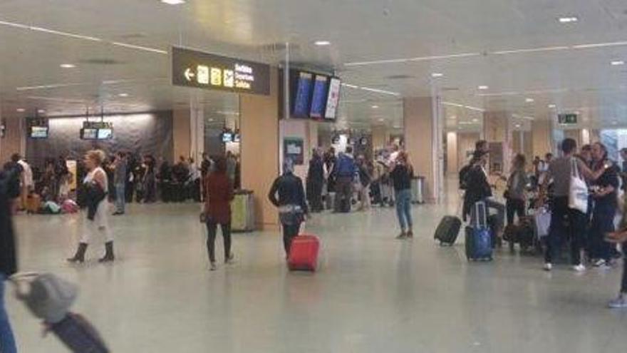 Pasajeros, ayer por la manana en la terminal ibicenca.