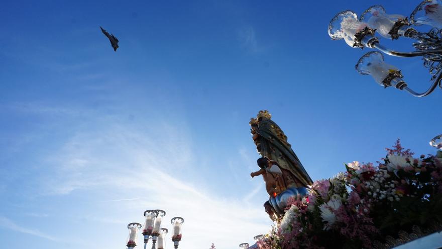 Los aviones rinden tributo a la Virgen de Loreto volando en Dos Torres