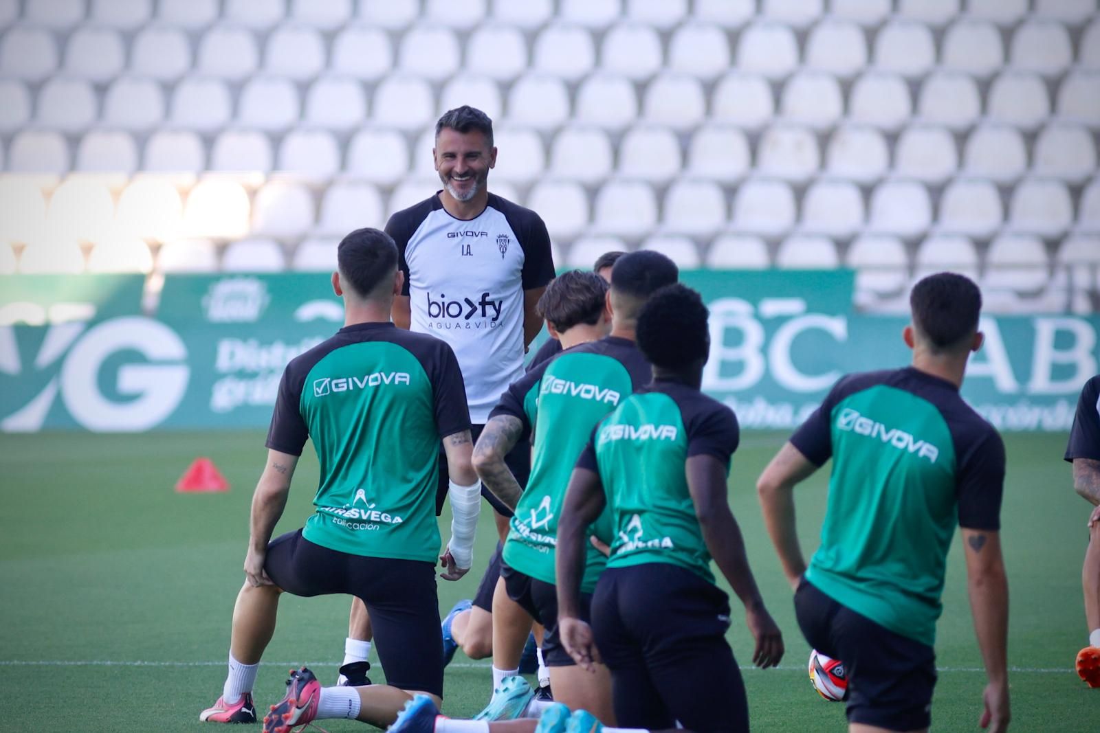 El último entrenamiento del Córdoba antes de viajar a Barcelona, en imágenes