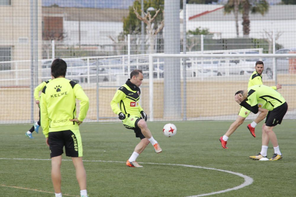 El Elche entrena en un campo de césped artificial