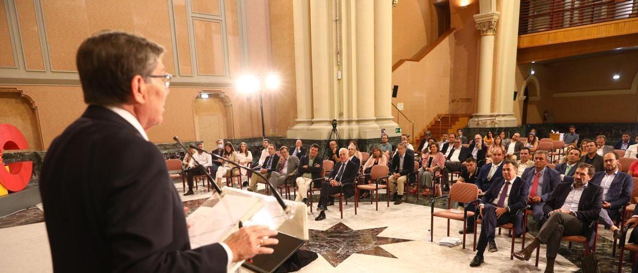 El vicepresidente de Aragón y consejero de Industria, Arturo Aliaga, este miércoles en una jornada del automóvil celebrada en el edificio Pignatelli.