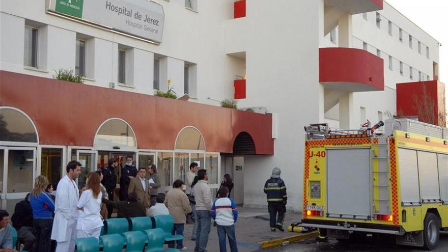 Evacuados unos 200 pacientes del hospital de Jerez a causa de un incendio