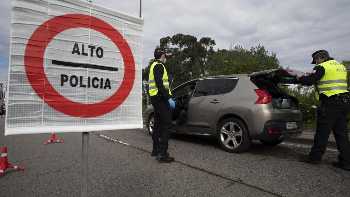 Control policial, en el anterior cierre perimetral de Avilés.