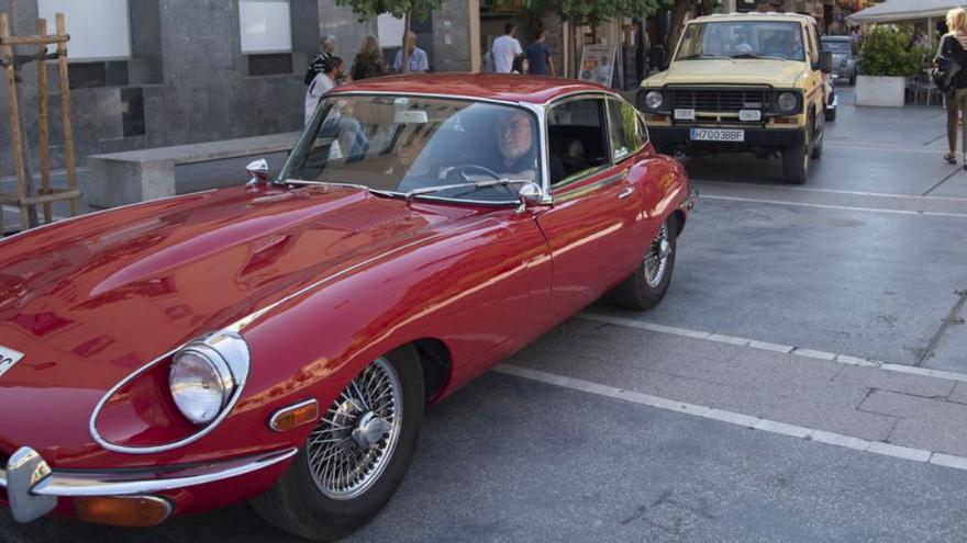 Els vehicles passant per Sant Domènec anant cap a Crist Rei, amb el Jaguar a primer terme | ALEX GUERRERO