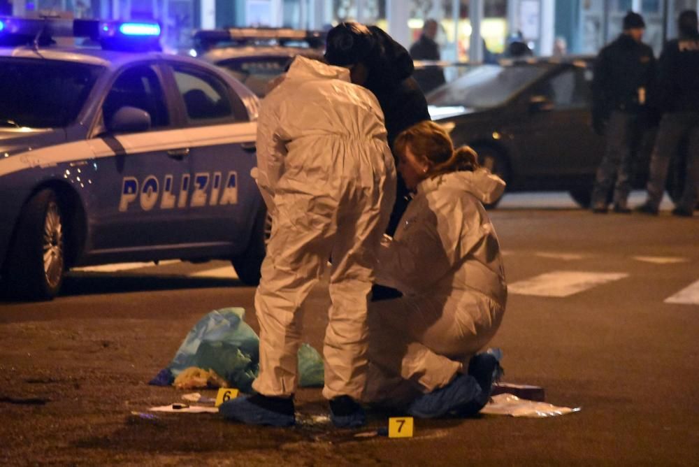 El cuerpo sin vida del tunecino de 24 años sospechoso de cometer el atentado de Berlín, Anis Amri, yace cubierto por una manta térmica tras ser abatido en un tiroteo con la Policía italiana en Milán.