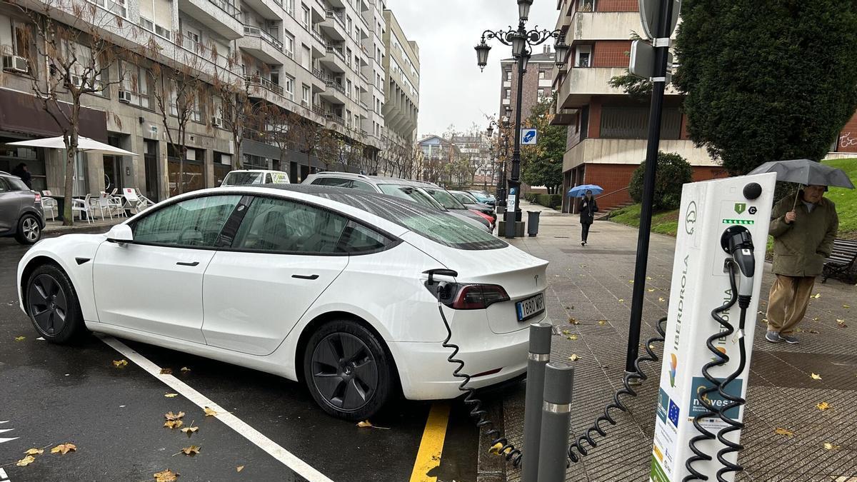 Un coche eléctrico, enchufado a un cargador financiado por el plan Moves III, en Oviedo