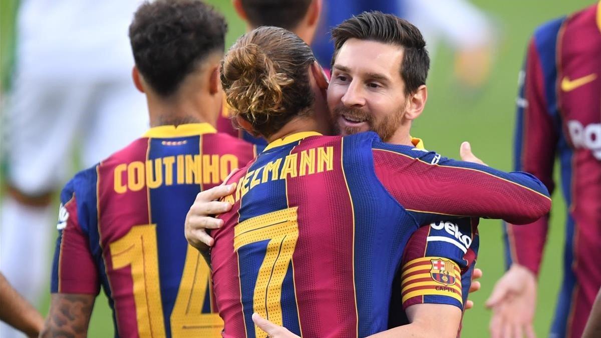 Messi felicita a Griezmann después de que éste marcara el 1-0 al Elche.