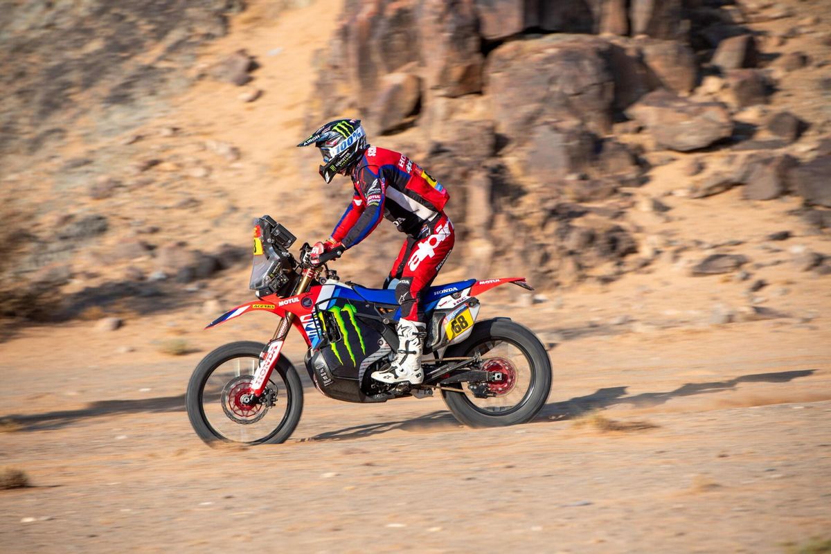 El español Tosha Schareina (Honda), en un momento de su participación en el rally Dakar 2025. EFE/EPA/Gerard Laurenssen El español Tosha Schareina (Honda), en un momento de su participación en el rally Dakar 2025. EFE/EPA/Gerard Laurenssen