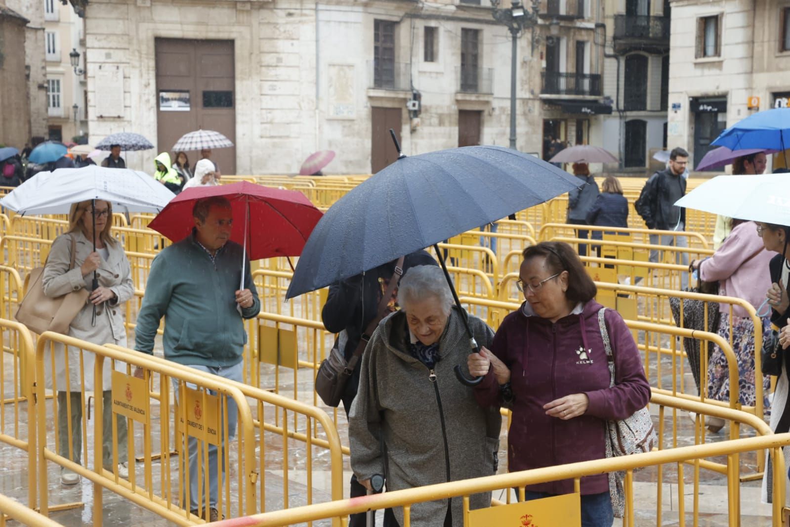 Comienza el besamanos a la virgen