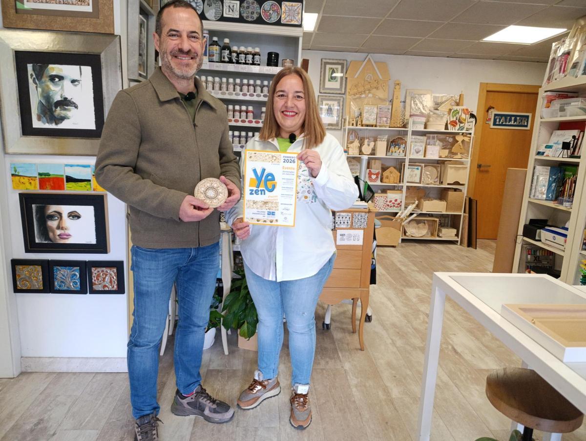 Ángel García y Natalia Rodríguez durante la visita al local con motivo de las jornadas de "zentangle".