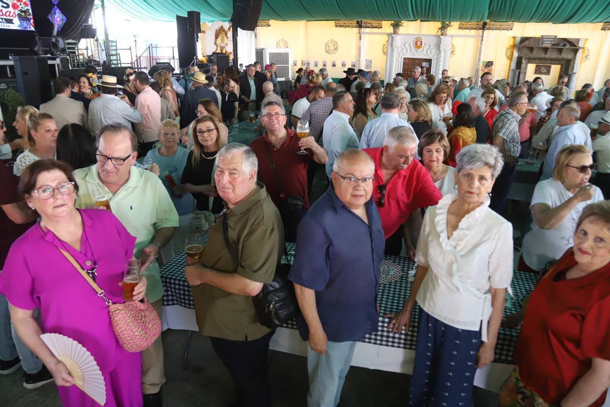 Numerosos peñistas comparten su día de convivencia en El Arenal