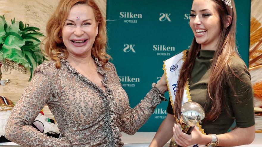 Marlene Mourreau, con la reina del Carnaval 2024.