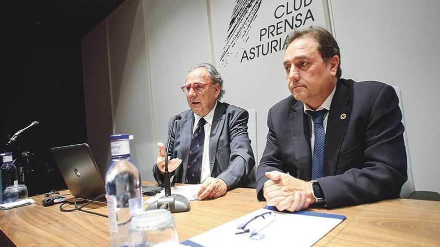 De izquierda a derecha, José Pascual Ortuño y Ramón Jesús Vilalta, ayer, en el Club Prensa Asturiana.