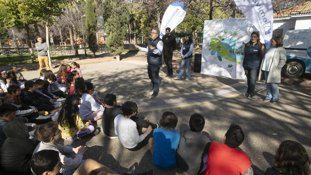 José Antonio Palomero, de Global Omnium, explica el valor del agua a los niños.