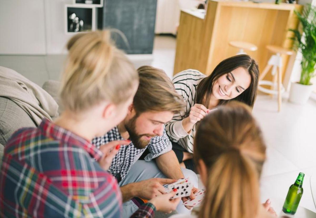 Què prefereixes estar amb amics o a la feina?
