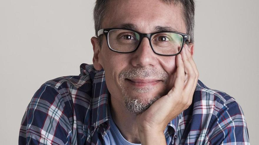 Elio Quiroga, escritor: «Esta novela nació del asombro de un niño ante una montaña rota por el oro»