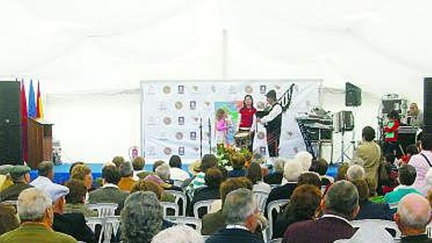 Ambiente, ayer, en la inauguración de la Feria de Muestras tinetenses.