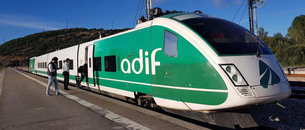 El tren laboratorio “Aspirino”, el pasado 20 de septiembre, en La Robla (León), minutos antes de iniciar el primer viaje en pruebas por la variante de Pajares. | |  RAMÓN DÍAZ