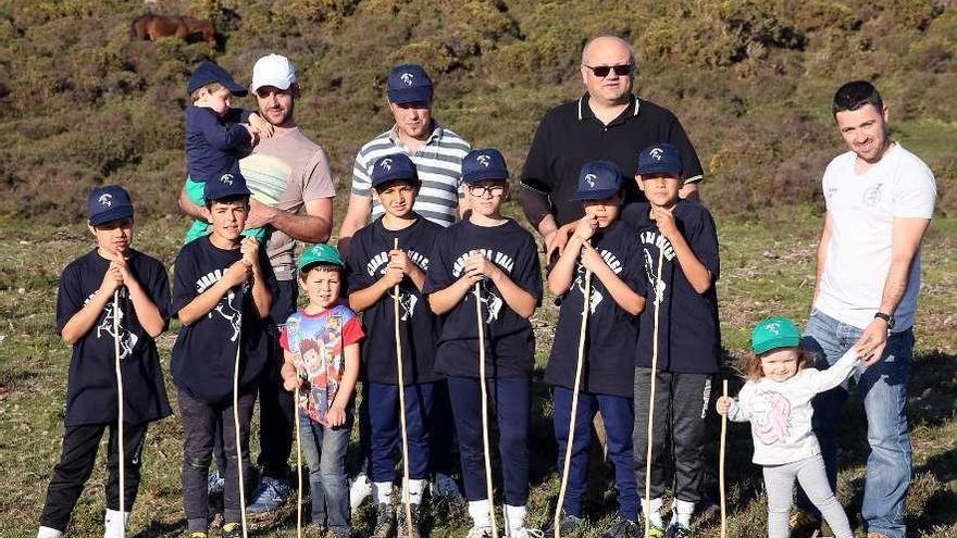 La tropa de ganaderos del futuro, acompañados de directivos del curro de A Valga, en una visita a los caballos del monte de Oia. // Marta G. Brea