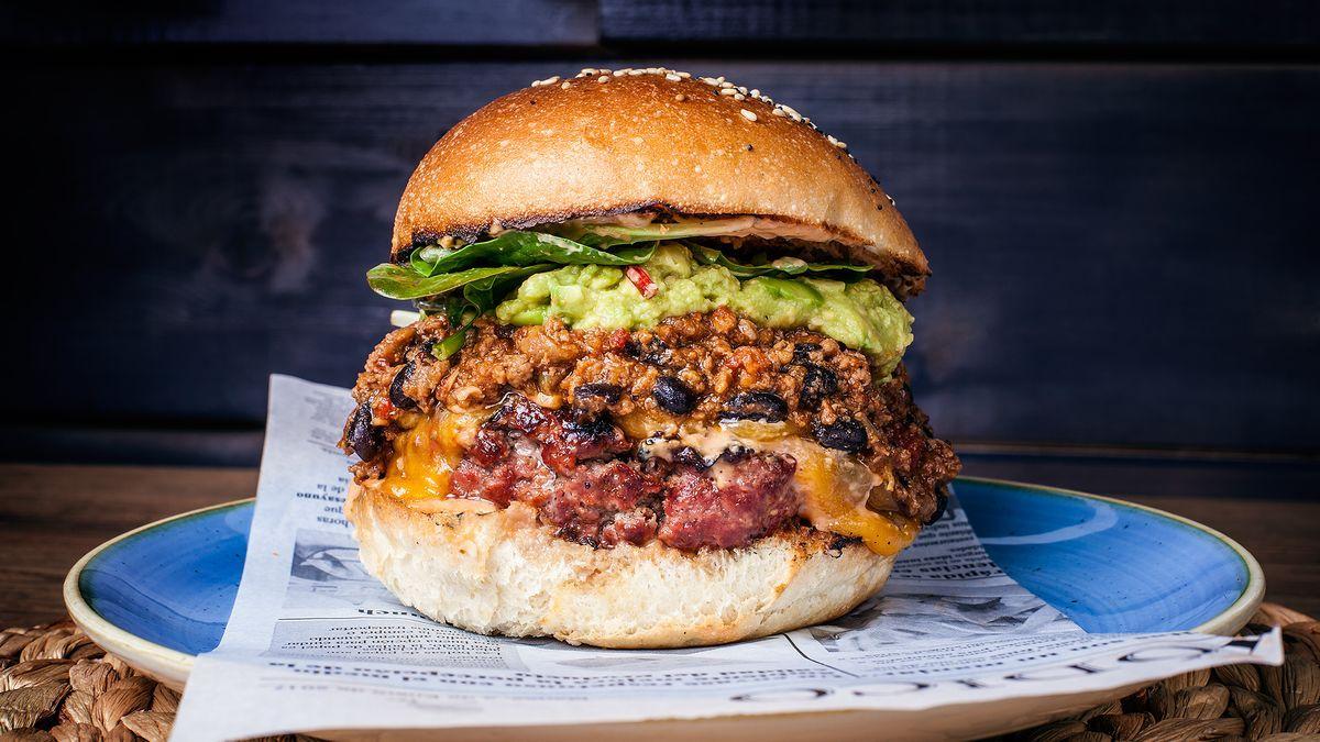 Durante el fin de semana de Halloween podrás degustar una hamburguesa especial.