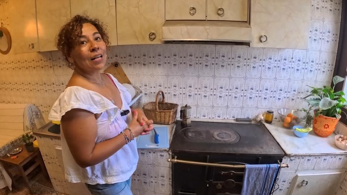 Mónica ha decidido mantener igual algunas partes: una de ellas es la cocina, que sigue funcionando con leña.