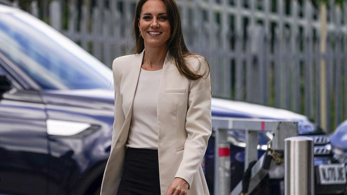 Kate Middleton con blazer blanca y pantalón negro