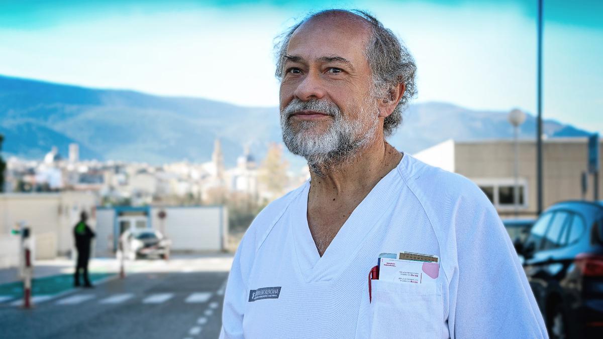 El neurólogo José Manuel Moltó en el Hospital Virgen de los Lirios de Alcoy.