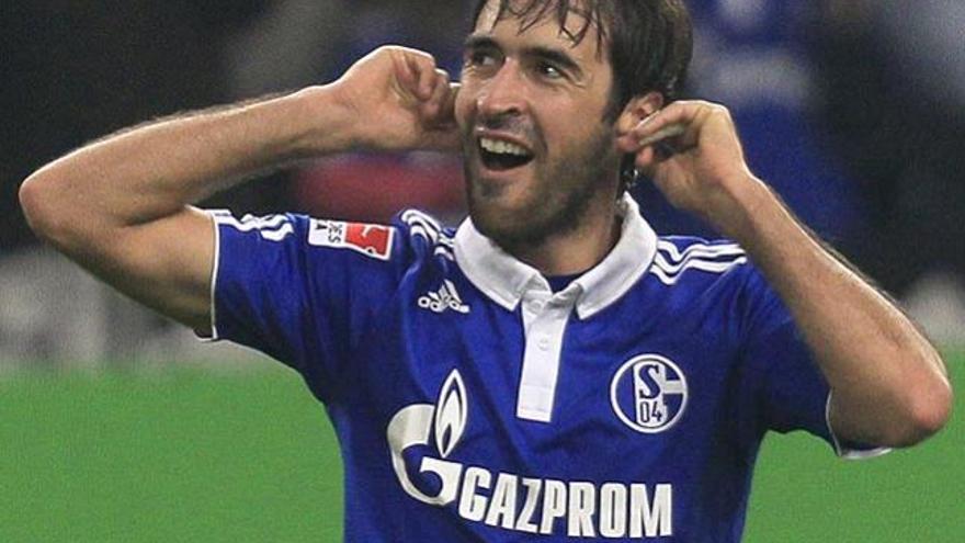 Raúl celebra uno de sus goles en el partido  Schalke 04 - Werder Bremen
