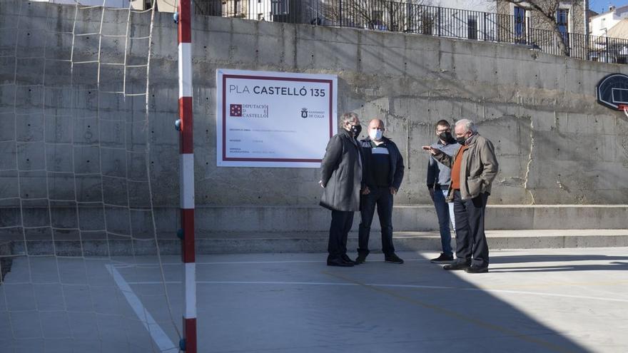 Martí y Bellés encabezaron la visita a las obras de acondicionamiento de la pista deportiva de la calle Arrabal de Culla.