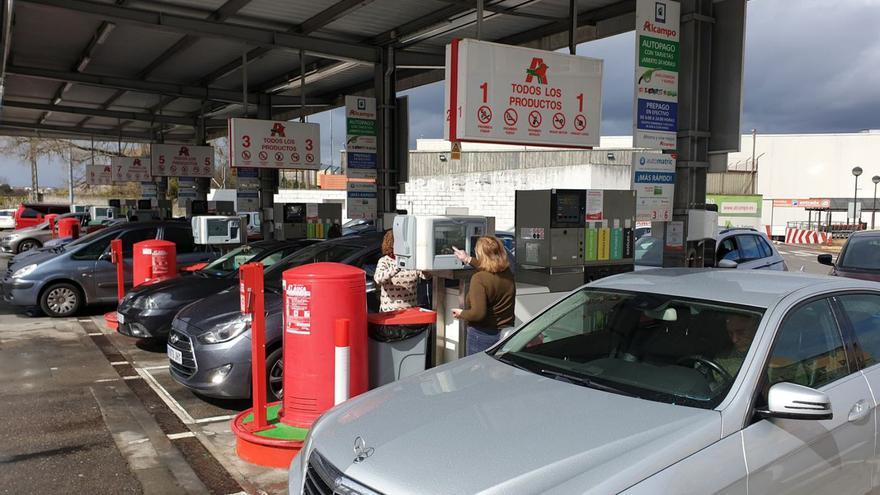 Varios coches repostando en una gasolinera. |  // MARTA G. BREA