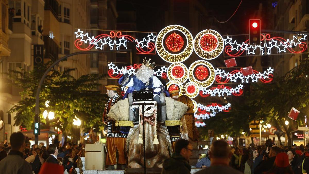 Un instante de una cabalgata de Reyes Magos de Alicante