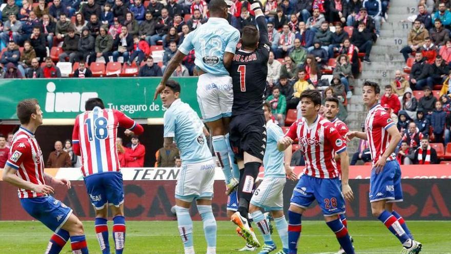 Cuéllar atrapa un balón en pugna con Beauvue, en presencia de Vranjes, Isma López, Sergi Gómez, Jorge Meré, Sergio y Luis Hernández.