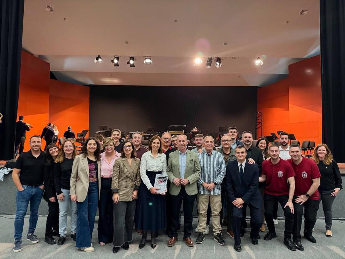 La alcaldesa, representantes de la organización y de las bandas participantes.