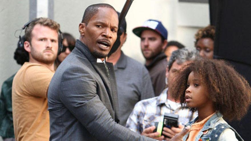 El actor Jamie Foxx en una escena con la nueva &#039;Annie&#039;.