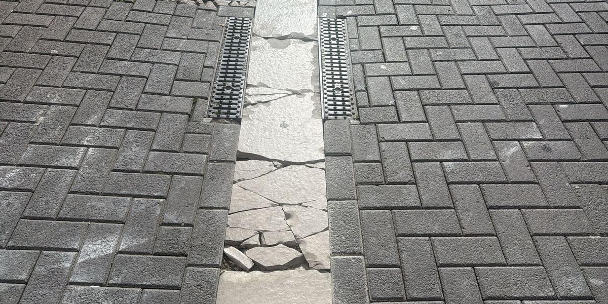 Imagen facilitada por el PP de Vila-real de unas piezas cerámicas rotas en calles de centro de la ciudad.