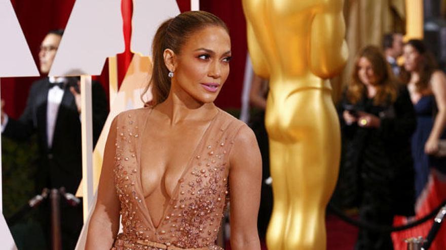 Jennifer López posa en la alfombra roja de los Oscars.