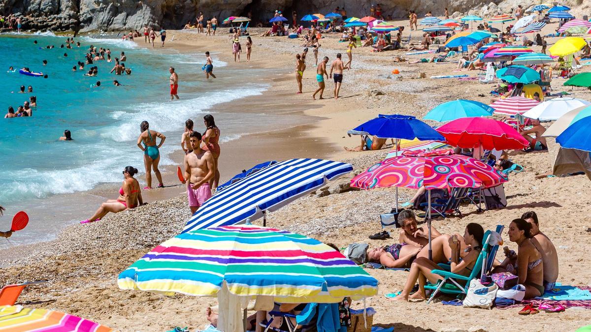 SOMBRILLA PLAYA DECATHLON  La sombrilla de Decathlon que debes llevar a la  playa por menos de 15 euros