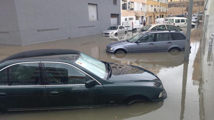 Una impresionante tromba de agua inunda calles y atrapa coches en Dénia