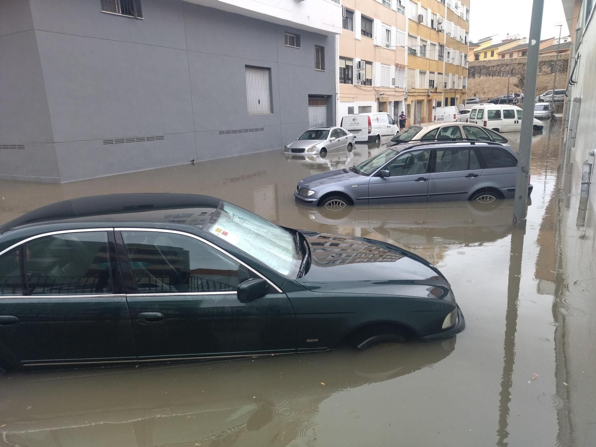 Una impresionante tromba de agua inunda calles y atrapa coches en Dénia