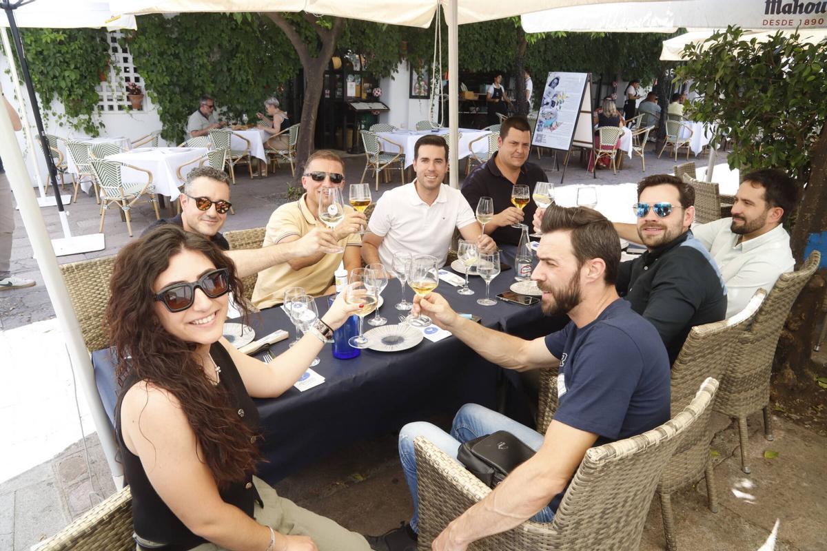 La actividad festiva impulsa las comidas en la Ribera y en los negocios próximos al recinto ferial, que también se benefician del ambiente de estos días