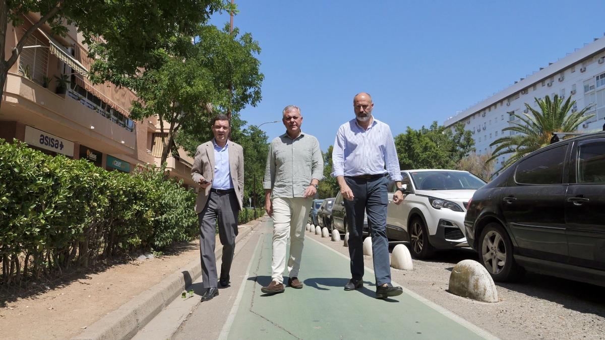 EL alcalde supervisa el estado actual del carril bici.