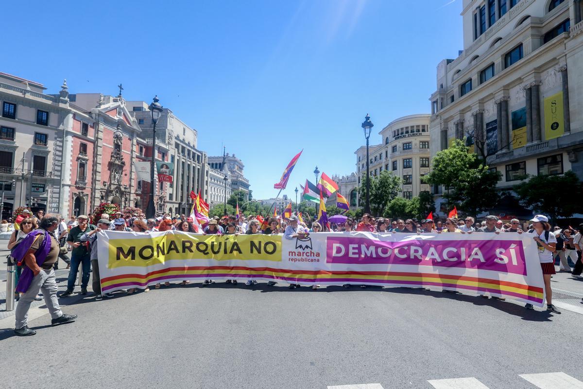 Cientos de personas durante una marcha contra la monarquía, a 16 de junio de 2024, en Madrid (España). Diversos colectivos han convocado una marcha republicana en el centro de Madrid en vísperas del aniversario de la coronación de Felipe VI, bajo el lema Monarquía no, democracia sí, al que han asistido dirigentes de Podemos. Hay tres puntos de salida, la Puerta de Alcalá, Colón y Neptuno para confluir las tres columnas en Cibeles y marchar de forma conjunta hacia la Puerta del Sol, para leer un manifiesto por parte del cineasta Benito Rabal, hijo del actor Paco Rabal, y por la periodista Irene Zugasti. 16 JUNIO 2024;REPÚBLICA;DEMOCRACIA;MONARQUÍA;MANIFESTACIÓN Ricardo Rubio / Europa Press 16/06/2024 / Ricardo Rubio;