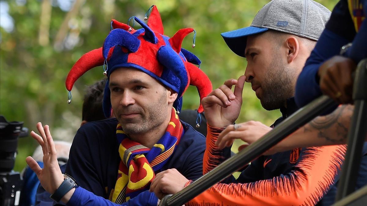 lainz43136078 barcelona s spanish midfielder andres iniesta l waves at f180430192924 lainz43136078 barcelona s spanish midfielder andres iniesta l waves at f180430192924