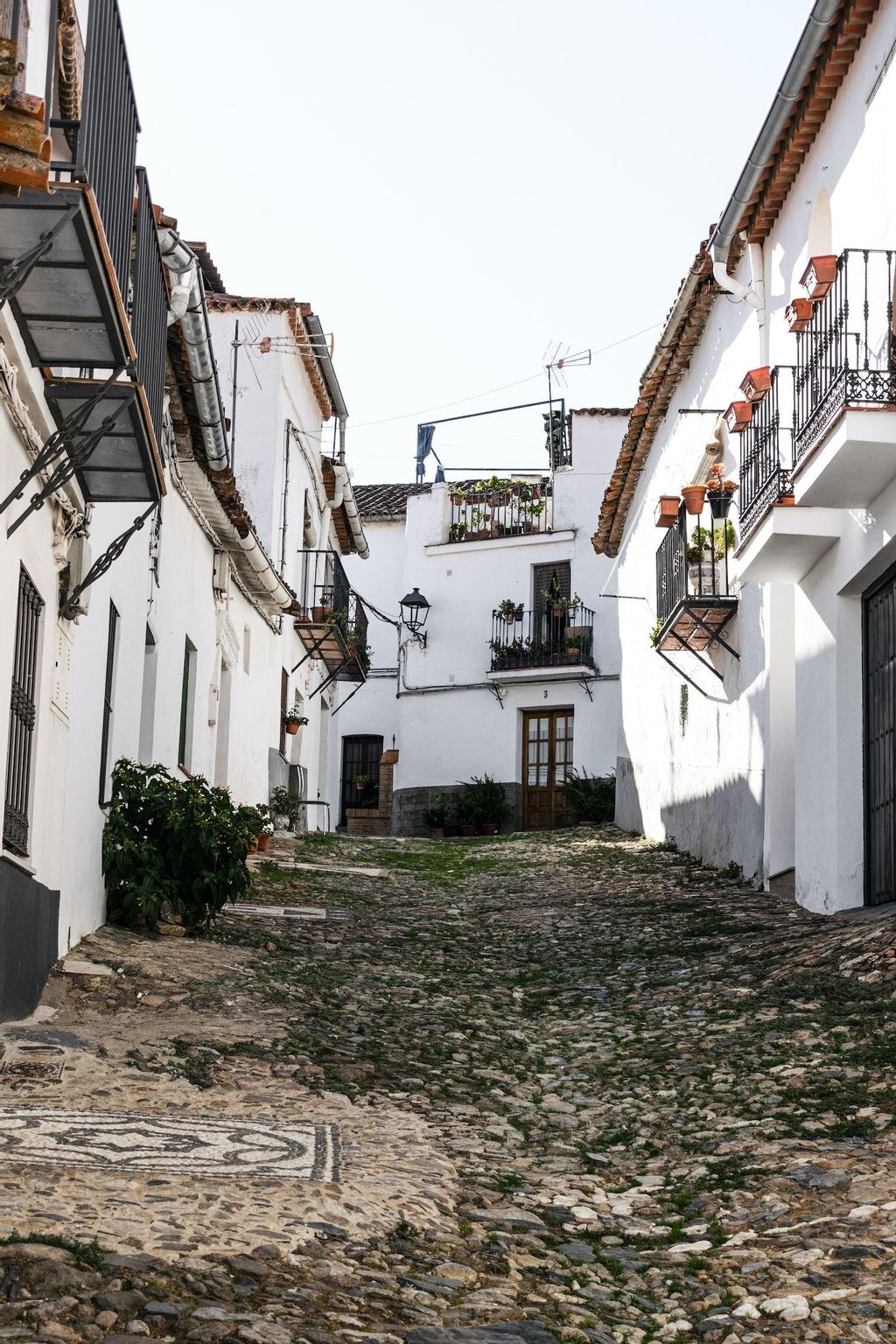 Calle típica empedrada de Linares de la Sierra