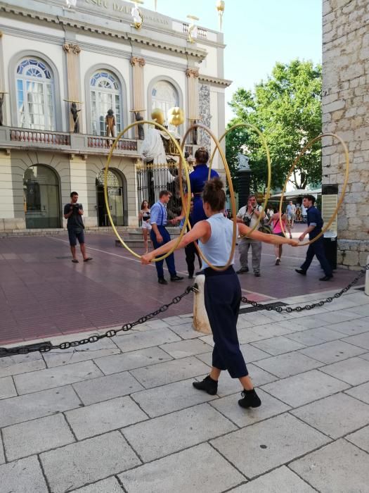 Espectacle de carrer del Cirque Éloize a Figueres