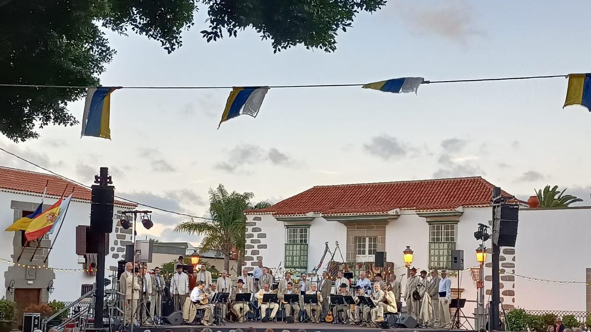 Los Gofiones en la plaza de San Juan, en Telde.
