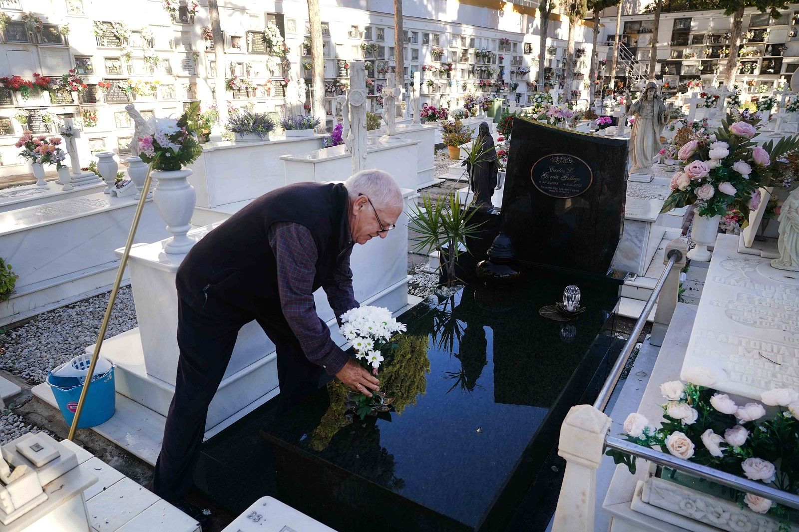 José García limpia este miércoles la tumba de su hijo Carlos.